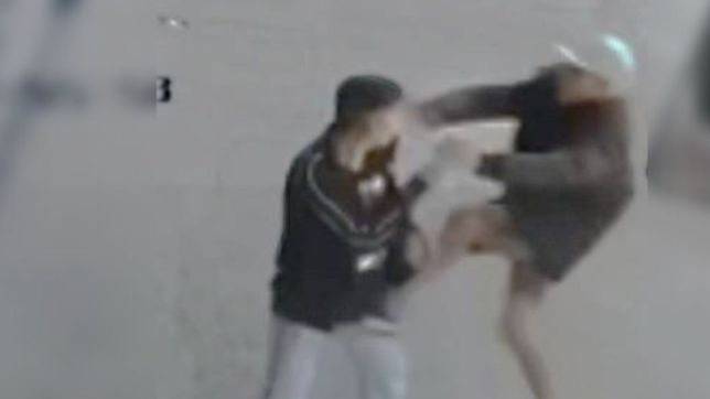 motochorros atacaron ferozmente a un joven y le robaron hasta las zapatillas en la plata