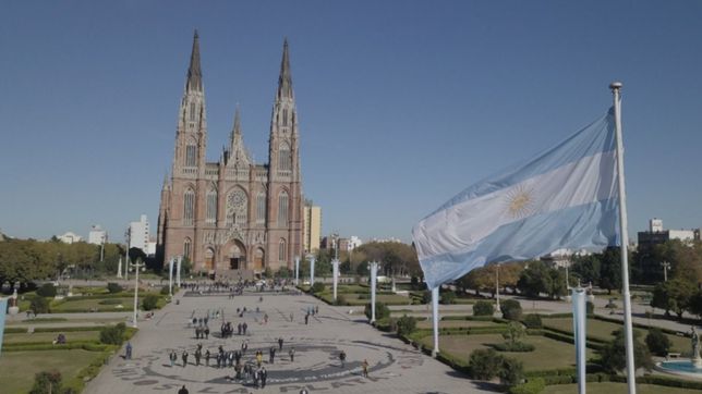 los detuvieron por pintar y vandalizar la piedra fundacional de la plata en plaza moreno