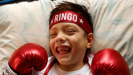 El nene de La Plata que lucha contra una parálisis cerebral vuelve a México para continuar su tratamiento