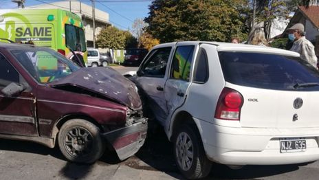 Fuerte choque entre dos autos en La Plata: cuatro nenes terminaron en el hospital
