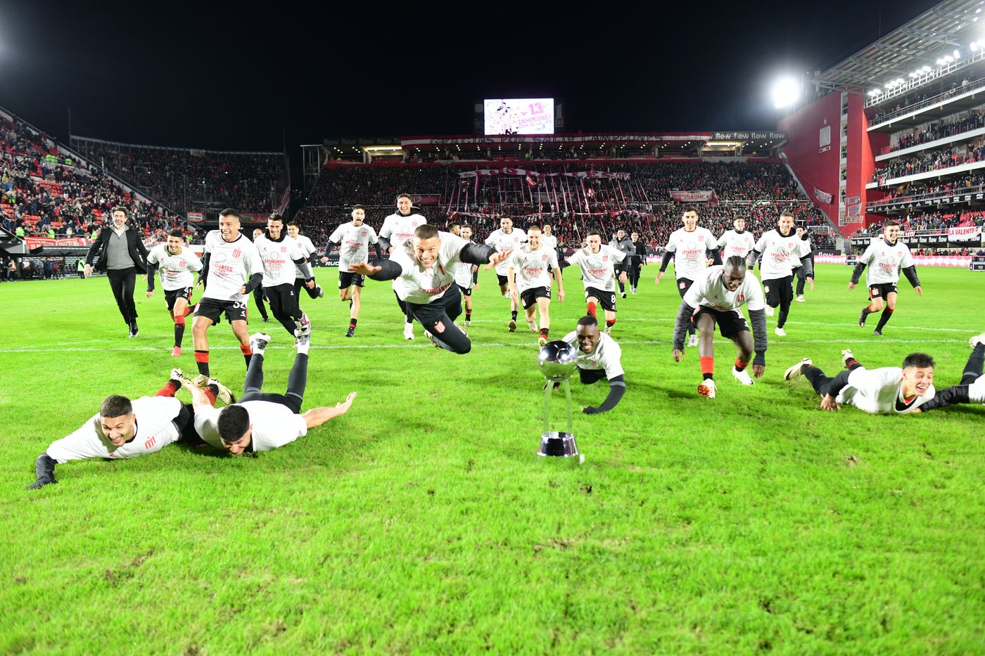 Estudiantes festejos post partido (1).JPG