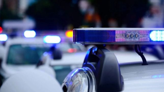 un hombre discutio con su pareja en la plata, la tiro a la cama y trato de estrangularla