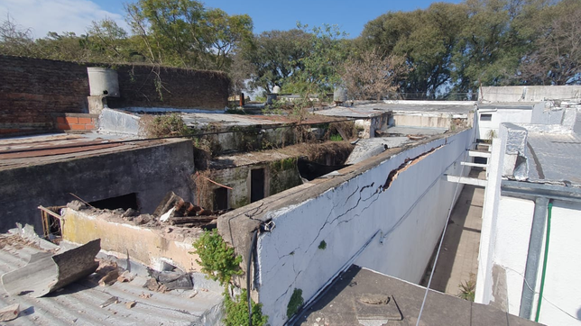 denuncian que una demolicion ilegal pone en riesgo a un complejo de departamentos