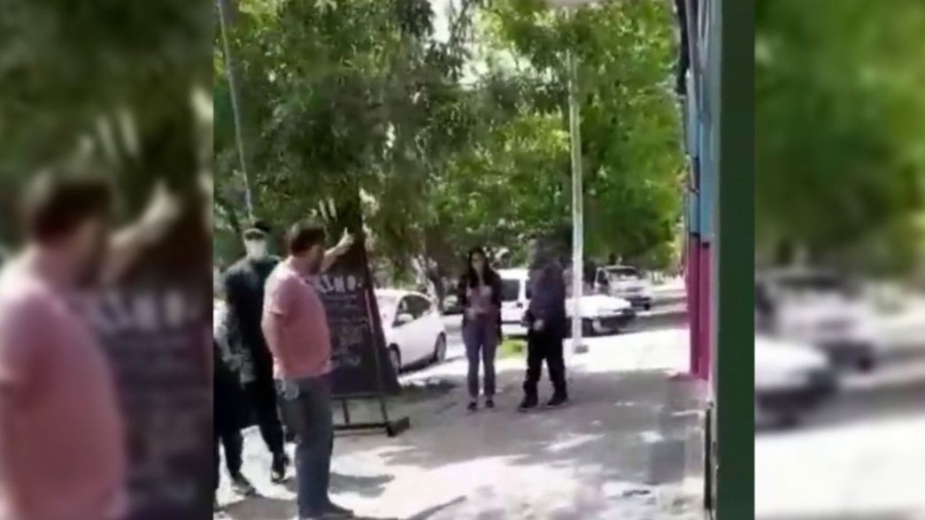 Gritos, insultos y escándalo frente a un jardín de La Plata: casi terminan a las trompadas