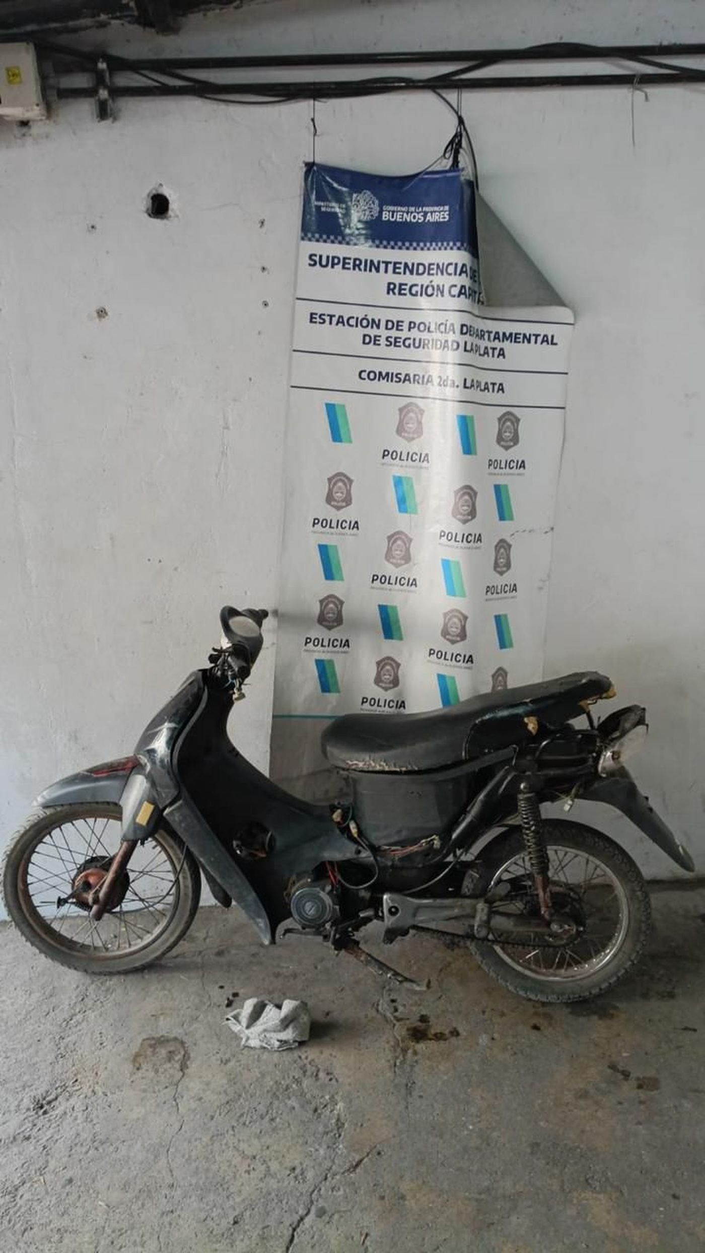 La moto sin patente en la que circulaba el joven de La Plata detenido por atacar a piedrazos a efectivos policiales