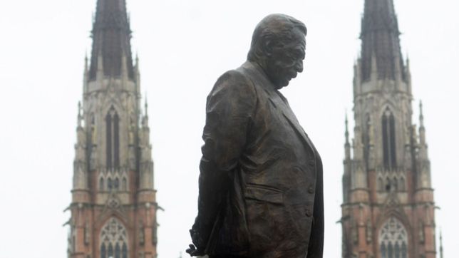 declararon como monumento historico a la estatua de raul alfonsin en la plata
