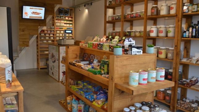 destrozaron el frente de una dietetica, entraron a robar y escaparon con la recaudacion