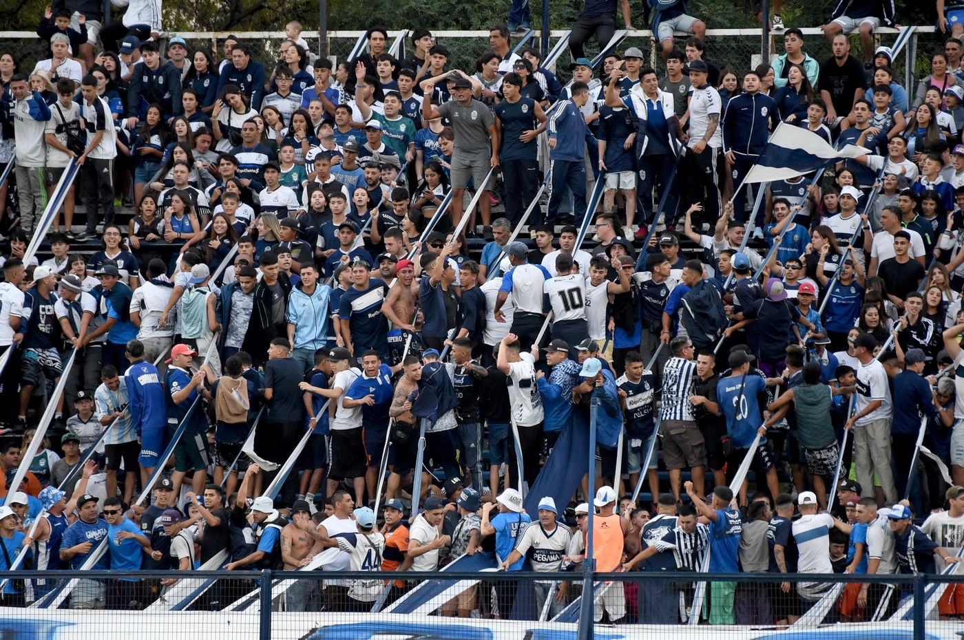 hinchada de gimnasia Bosque 4.JPG