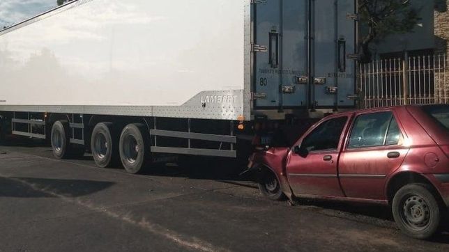 espectacular accidente en la plata: un automovilista termino incrustado en un camion