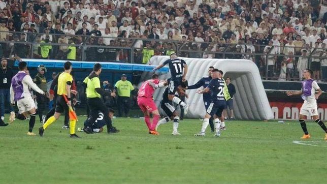 la patada de eric ramirez en gimnasia que no le permitira jugar la copa sudamericana con huracan