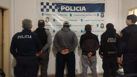 Tres sospechosos de un robo en La Plata intentaron escapar en una camioneta y fueron detenidos Tres sospechosos de un robo en La Plata intentaron escapar en una camioneta y fueron detenidos