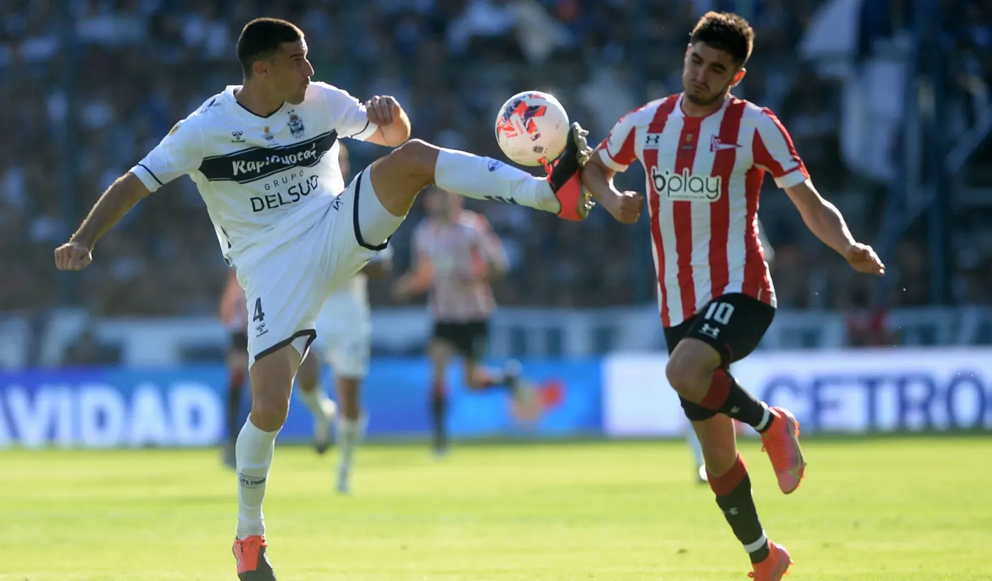 El último antecedente de un clásico platense disputado en diciembre fue el 4 a 4 en el Bosque El último antecedente de un clásico platense disputado en diciembre fue el 4 a 4 en el Bosque