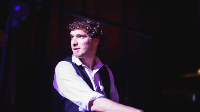 el platense que desde hace dos anos lleva su amor por la musica por toda europa