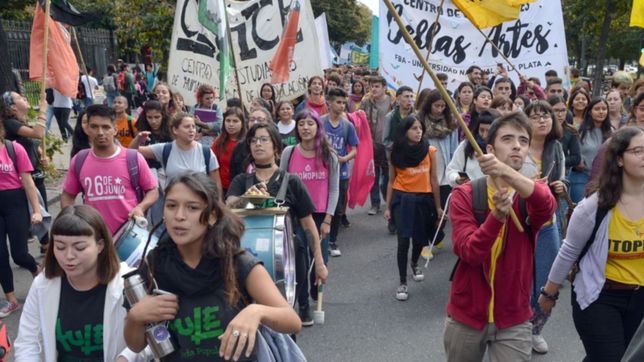 los alumnos universitarios marchan por el aumento del monto del boleto estudiantil