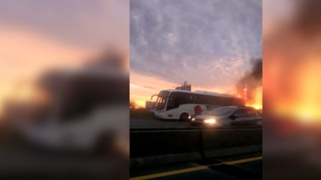 video: asi se incendio un micro de la costera en plena autopista la plata-buenos aires