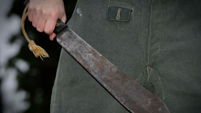 con cuchillos y un machete: tres ladrones causaron panico durante un robo en berisso