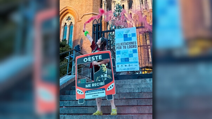 Es fanática de la línea Oeste, se recibió en la UNLP y sus amigas la sorprendieron con un insólito cartel