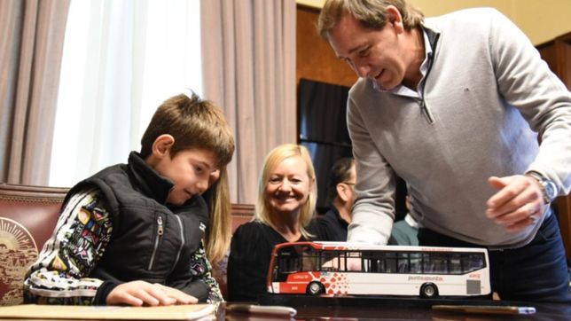 garro y el ministro de transporte provincial entregaron pases libres multimodales