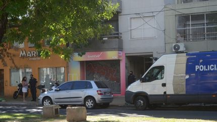 Una mujer cayó desde el balcón de un edificio de La Plata, murió e investigan qué pasó