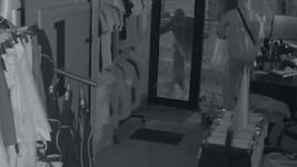 rompio un vidrio para entrar a robar a un local de city bell, sono la alarma y huyo con ropa
