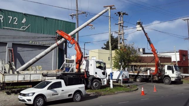 instalaron nuevas columnas de hormigon para mejorar los tendidos electricos de la region