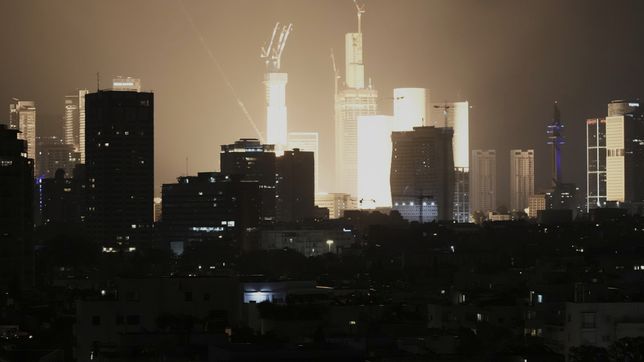 escala la tension e israel amenaza con incinerar teheran tras la ola de ataques iranies