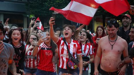 El festejo de los hinchas del Pincha en 7 y 50 El festejo de los hinchas del Pincha en 7 y 50