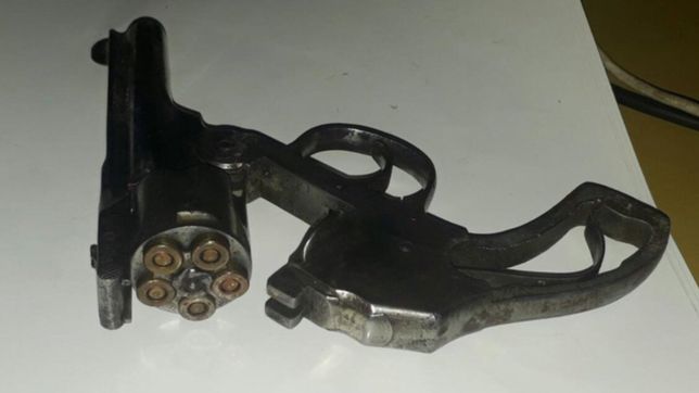 discutio y le gatillo dos veces en la cabeza a un policia: termino detenido