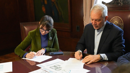 firmaron un convenio clave para la construccion de 66 viviendas en la plata