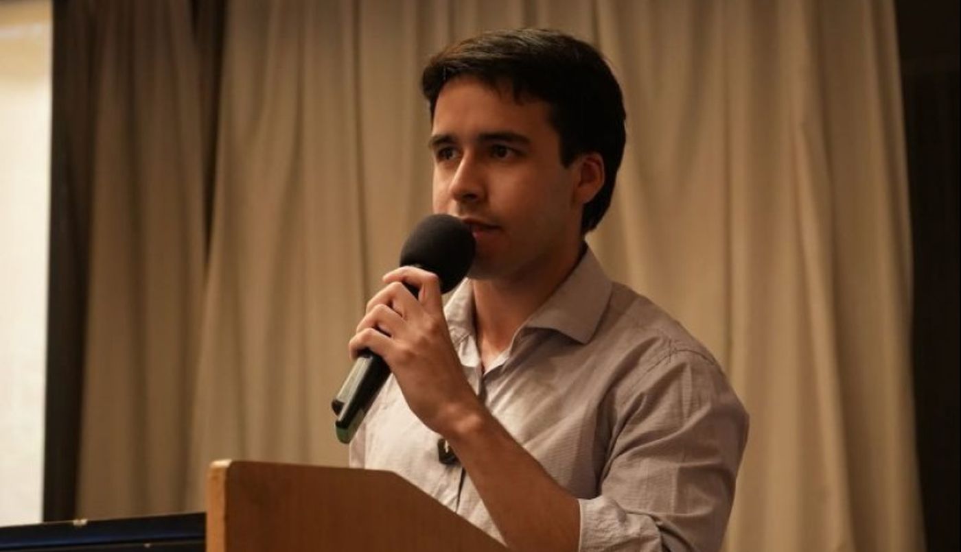 El joven fue seleccionado e su tercera postulación a la beca