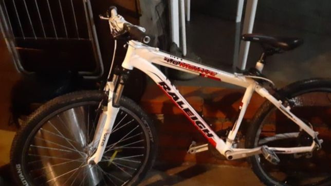 una mujer hacia delivery de cocaina en bicicleta y cayo con casi medio kilo en su casa