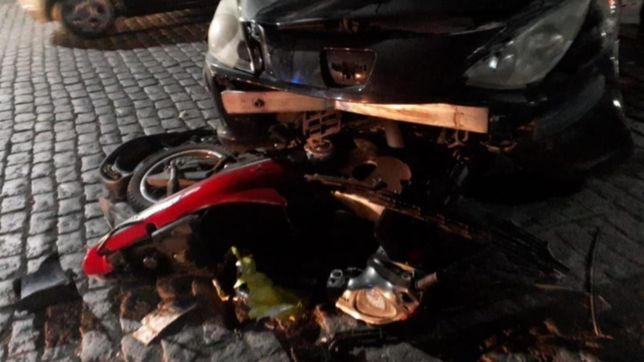 grave choque en la plata: motociclista fue embestida por un auto y se salvo por el casco