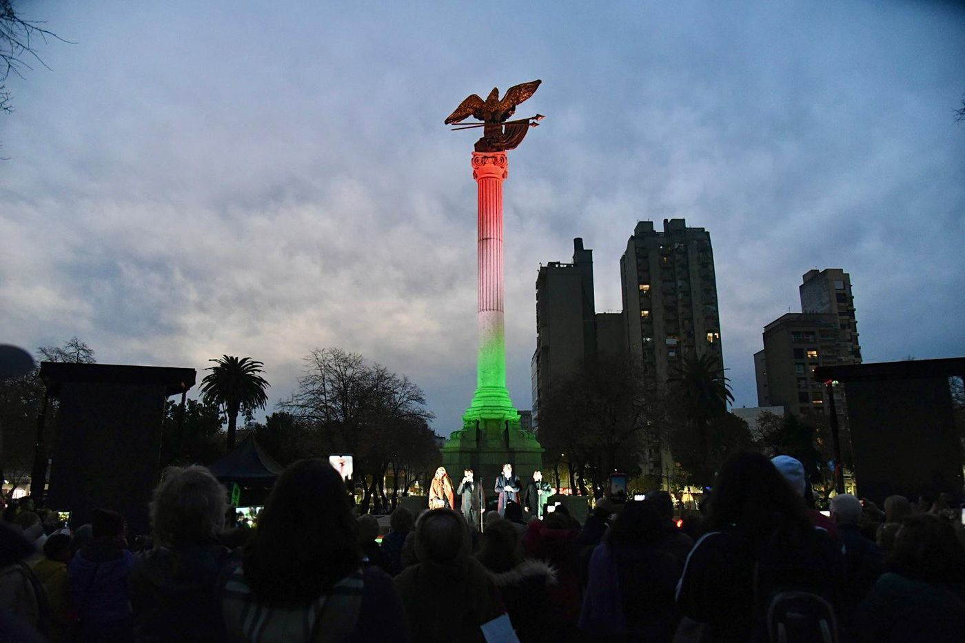 El monumento del águila, iluminado con los colores de la bandera italiana