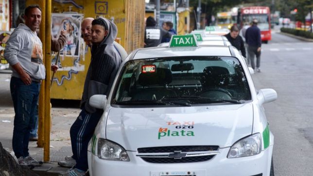 los taxistas de la plata vuelven a pedir comida para palear la merma del trabajo