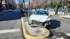 un grave accidente termino con un auto arriba de la rambla de calle 7 un grave accidente termino con un auto arriba de la rambla de calle 7