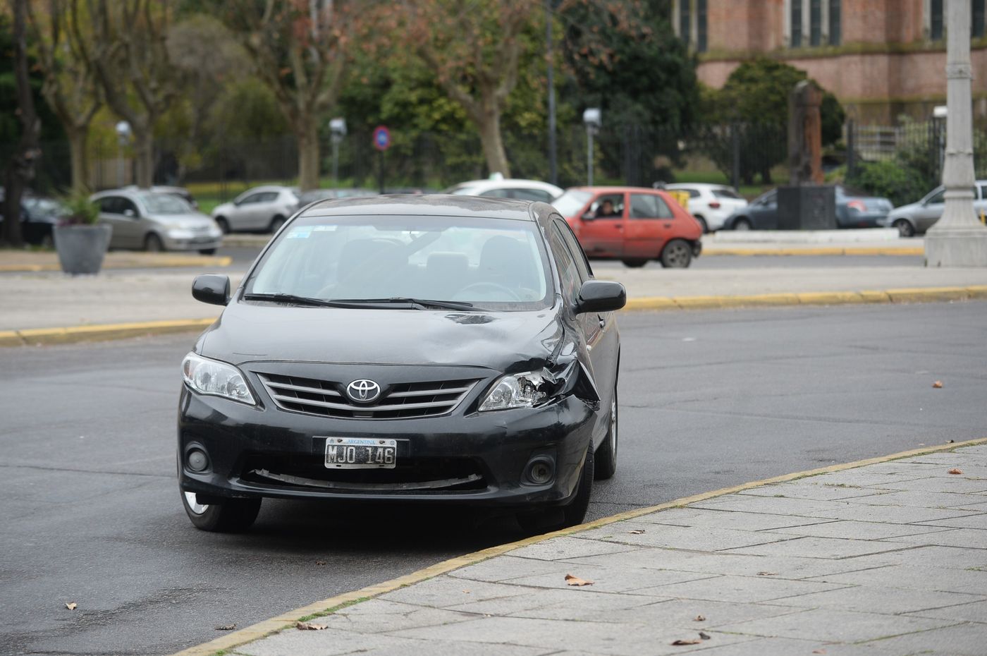 Toyota Corolla  atropelló a las dos barrenderas en la curva de 14 y 54, en la Plaza Moreno de La Plata.