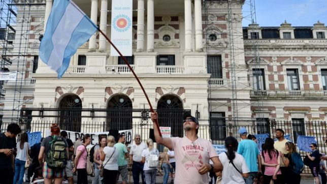 un reducido grupo de vecinos marcho en la plata contra el pase sanitario y la vacunacion