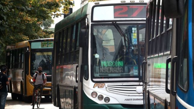cambian todos los carteles de una linea de micros de la plata