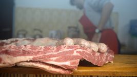 una pelea en una carniceria de la plata termino con un hombre bajandose los pantalones frente a los clientes una pelea en una carniceria de la plata termino con un hombre bajandose los pantalones frente a los clientes