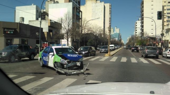 un taxi y un patrullero protagonizaron un fuerte accidente en plena calle 7
