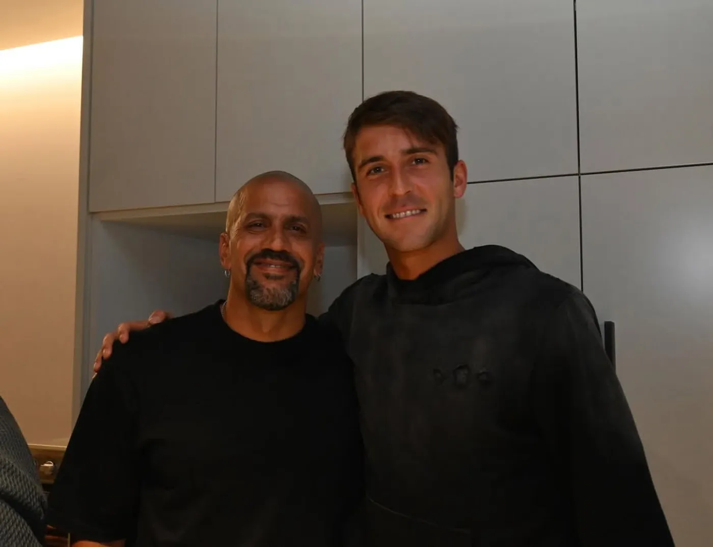 Tomás Etcheverry junto a Juan Sebastián Verón en Miami.