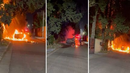 Robo, fuego y susto en Villa Elvira: un grupo de ladrones incendió un auto y el fuego casi alcanza una vivienda