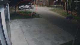 un motociclista volo por los aires tras chocar contra un auto en la plata un motociclista volo por los aires tras chocar contra un auto en la plata