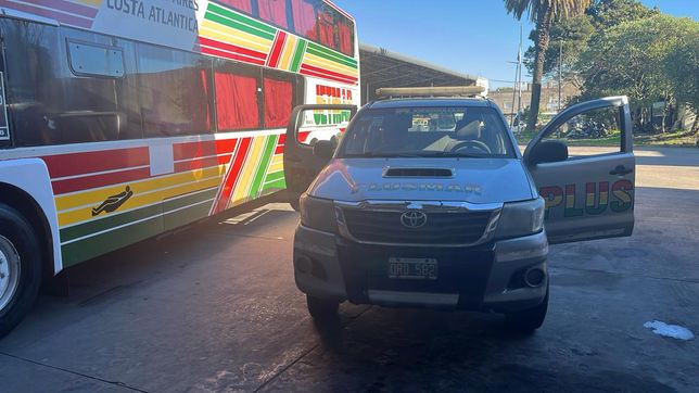 bronca en la terminal por un micro jetmar con una rueda pinchada que no puede salir