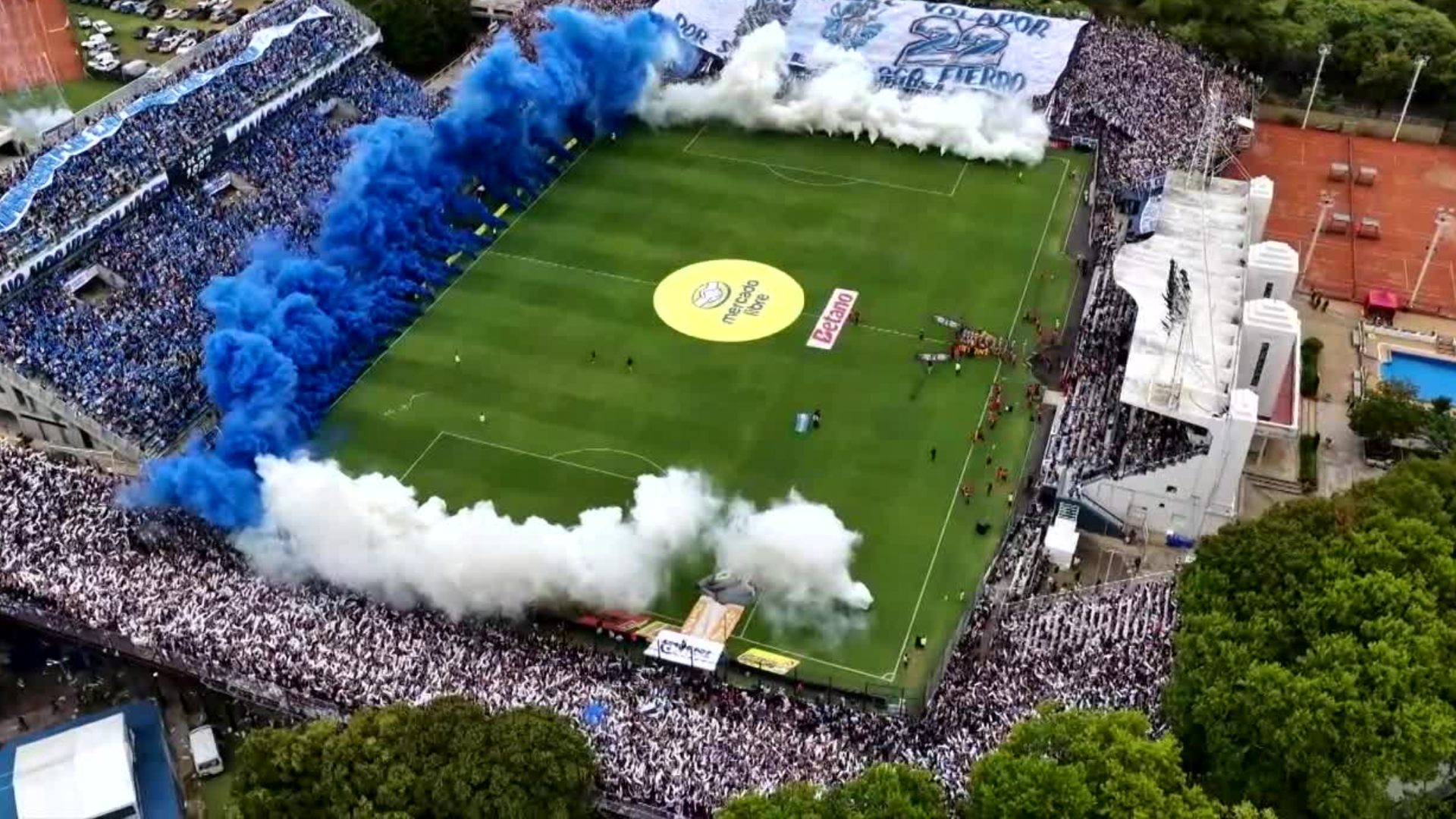 Así fue el tremendo recibimiento de los hinchas de Gimnasia en el clásico platense