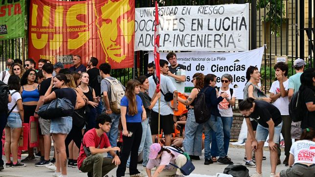 fuerte convocatoria en la radio abierta frente al rectorado por el segundo dia de paro en la unlp