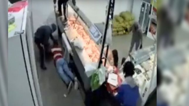 video: cuatro encapuchados encanonaron a clientes y robaron en una carniceria de abasto
