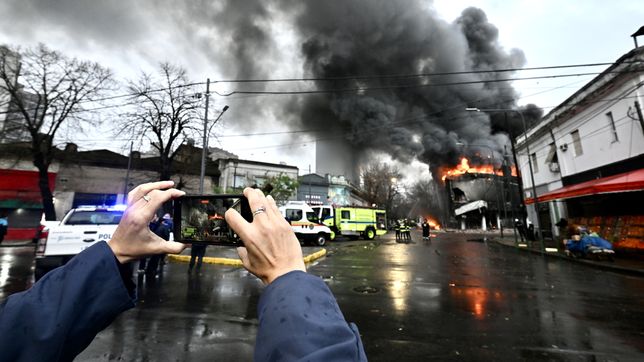 en el edificio incendiado funciono una estacion de servicio y temen que haya quedado combustible