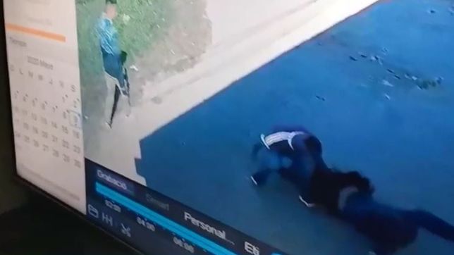 video: un motochorro golpeo y arrastro por la vereda a una mujer para robarle la cartera