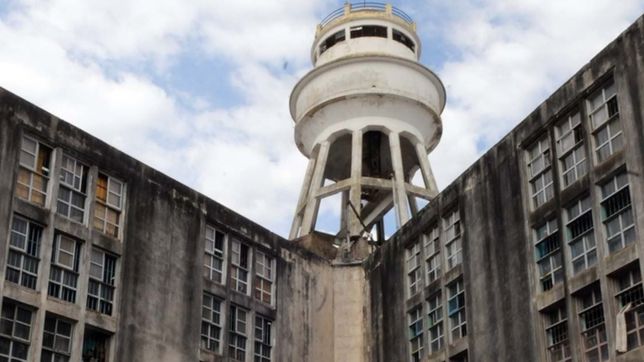 se escapo de la carcel de olmos, se escondio y lo capturaron en el patio de una casa